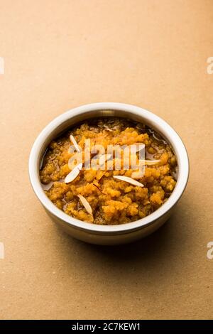 Moong dal Halwa ist ein klassisches indisches süßes Gericht mit Moongelzen, Zucker, Ghee und Kardamom-Pulver Stockfoto