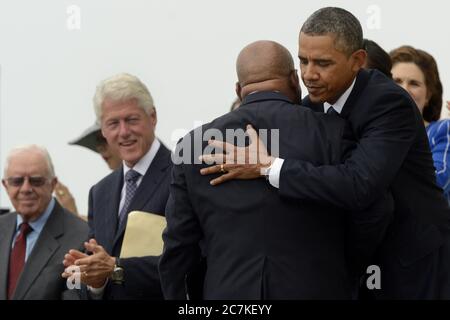 US-Präsident Barack Obama (R) umarmt den Bürgerrechtführer und demokratischen Vertreter aus Georgia John Lewis (2-R), nachdem Lewis während der Gedenkveranstaltung "Let Freedom Ring" am Lincoln Memorial in Washington DC Bemerkungen abgegeben hatte, wie der frühere US-Präsident Jimmy Carter (L) und der ehemalige US-Präsident Bill Clinton (2-L) anschauten, USA, 28. August 2013. Die Veranstaltung wurde zum Gedenken an den 28. Jahrestag des 1963. August in Washington abgehalten, der von Dr. Martin Luther King Jr. geleitet wurde, wo er seine "I Have a Dream"-Rede hielt.Quelle: Michael Reynolds/Pool via CNP weltweit genutzt Stockfoto