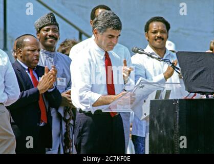 Gouverneur Michael Dukakis (Demokrat von Massachusetts), der 1988 für den Präsidenten der Vereinigten Staaten nominierte Demokratische Partei, hält am 27. August 1988 anlässlich des 25. Jahrestages der Gedenkfeier von Dr. Martin Luther King, Jr. Marsch auf Washington auf den Stufen des Lincoln Memorial in Washington, DC, eine Rede. Bild von links nach rechts: Bürgermeister Andrew Young (Demokrat von Atlanta, Georgia), US-Repräsentant John Lewis (Demokrat von Georgia), nicht identifiziert, Gouverneur Dukakis, und der Reverend Jesse Jackson.Quelle: Ron Sachs/CNP Verwendung weltweit Stockfoto