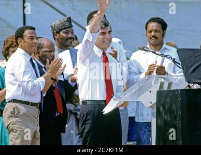 Gouverneur Michael Dukakis (Demokrat von Massachusetts), der 1988 für den Präsidenten der Vereinigten Staaten nominierte Demokratische Partei, winkt der Menge zu, während er sich darauf vorbereitet, beim 25. Jahrestag der Gedenkfeier von Dr. Martin Luther King, Jr's Marsch auf Washington auf den Stufen des Lincoln Memorial in Washington, DC am 27. August 1988. Bild von links nach rechts: Bürgermeister Andrew Young (Demokrat von Atlanta, Georgia), US-Repräsentant John Lewis (Demokrat von Georgia), nicht identifiziert, Gouverneur Dukakis, und der Reverend Jesse Jackson.Quelle: Ron Sachs/CNP Verwendung weltweit Stockfoto