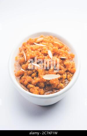 Moong dal Halwa ist ein klassisches indisches süßes Gericht mit Moongelzen, Zucker, Ghee und Kardamom-Pulver Stockfoto