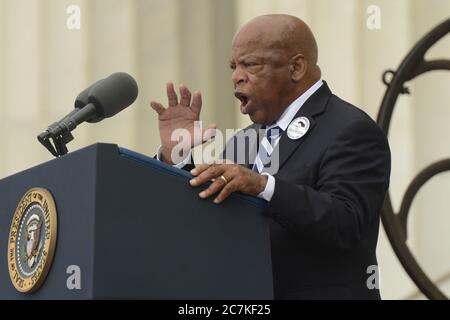 Washington DC, USA. August 2013. Der Bürgerrechtschef und Demokratische Repräsentant aus Georgia John Lewis hält während der Gedenkveranstaltung "Let Freedom Ring" am Lincoln Memorial in Washington DC, USA, am 28. August 2013, eine Rede vor einer Freiheitsglocke. Die Veranstaltung wurde zum Gedenken an den 28. Jahrestag des 1963. August in Washington abgehalten, der von Dr. Martin Luther King Jr. geleitet wurde, wo er seine "I Have a Dream"-Rede hielt.Quelle: Michael Reynolds/Pool via CNP Quelle: dpa/Alamy Live News Stockfoto