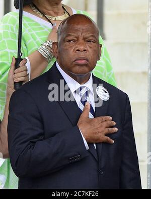 Washington, Vereinigte Staaten Von Amerika. August 2013. Der US-Repräsentant John Lewis (Demokrat von Georgien), der letzte überlebende Redner auf dem Marsch 1963, hört die Nationalhymne auf der Let Freedom Ring Zeremonie auf den Stufen des Lincoln Memorial zum Gedenken an den 50. Jahrestag des Marsches auf Washington für Jobs und FreedomCredit: Ron Sachs/CNP, weltweite Nutzung Kredit: dpa/Alamy Live Nachrichten Stockfoto