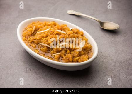 Moong dal Halwa ist ein klassisches indisches süßes Gericht mit Moongelzen, Zucker, Ghee und Kardamom-Pulver Stockfoto