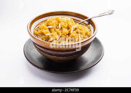 Moong dal Halwa ist ein klassisches indisches süßes Gericht mit Moongelzen, Zucker, Ghee und Kardamom-Pulver Stockfoto