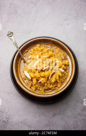 Moong dal Halwa ist ein klassisches indisches süßes Gericht mit Moongelzen, Zucker, Ghee und Kardamom-Pulver Stockfoto