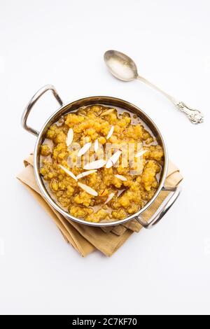 Moong dal Halwa ist ein klassisches indisches süßes Gericht mit Moongelzen, Zucker, Ghee und Kardamom-Pulver Stockfoto