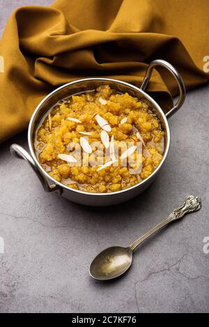 Moong dal Halwa ist ein klassisches indisches süßes Gericht mit Moongelzen, Zucker, Ghee und Kardamom-Pulver Stockfoto