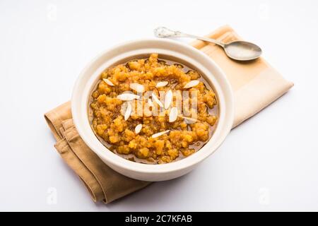 Moong dal Halwa ist ein klassisches indisches süßes Gericht mit Moongelzen, Zucker, Ghee und Kardamom-Pulver Stockfoto