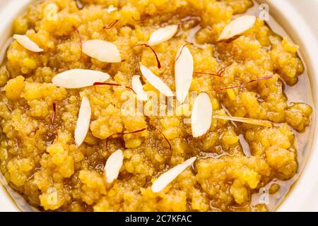 Moong dal Halwa ist ein klassisches indisches süßes Gericht mit Moongelzen, Zucker, Ghee und Kardamom-Pulver Stockfoto