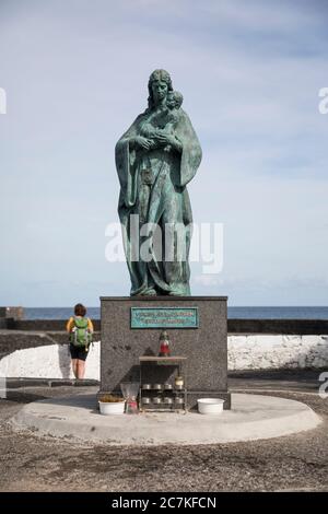 Die Virgen Del Carmen Statue im Hafen von Puerto de la Cruz, Teneriffa, Kanarische Inseln, Spanien Stockfoto