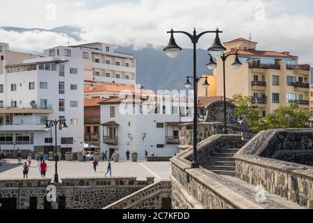 Blick auf die Stadt von der Festungsmauer an der Plaza de Europa, Puerto de la Cruz, Teneriffa, Kanarische Inseln, Spanien Stockfoto