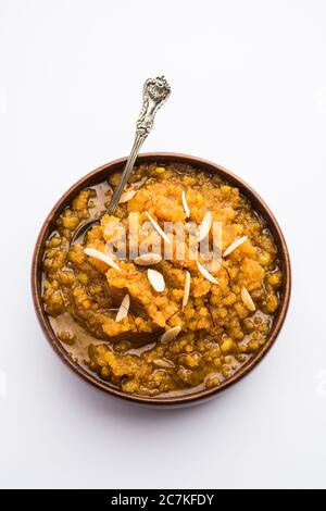 Moong dal Halwa ist ein klassisches indisches süßes Gericht mit Moongelzen, Zucker, Ghee und Kardamom-Pulver Stockfoto