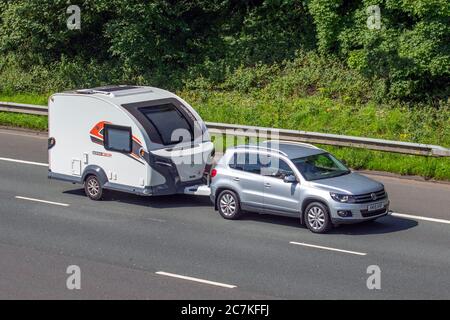 2015 Volkswagen Tiguan Match TDI BMT 4Mot Schleppen Swift Basecamp Wohnwagen Anhänger; Fahrzeugverkehr Umzugsfahrzeuge, Touring Caravans und Reisemobile, Wohnmobil auf britischen Straßen, Wohnmobil Freizeitfahrzeug, Familienurlaub, Caravanette Urlaub, Caravan Urlaub, van Umbauten, autohome, Leben auf der Straße, Autos fahren Fahrzeug auf britischen Straßen, Motoren, Fahren auf der Autobahn M6 Autobahnnetz. Stockfoto