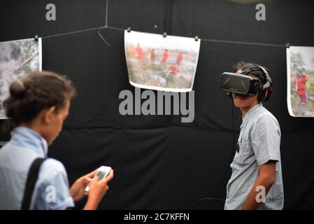 Ein Besucher, der sich während einer öffentlichen Veranstaltung von Greenpeace in Jakarta mit einer virtuellen Realität über die reiche Artenvielfalt des tropischen Regenwaldes ausschaut. Stockfoto