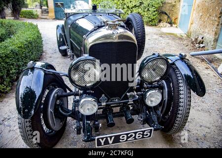 AIX-EN-PROVENCE, FRANKREICH - 01. Aug 2014: Ein schöner Bentley im Vintage-Stil in einem französischen Garten Stockfoto