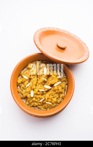 Moong dal Halwa ist ein klassisches indisches süßes Gericht mit Moongelzen, Zucker, Ghee und Kardamom-Pulver Stockfoto