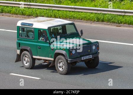 2003 grün weiß Land Rover Defender 90 TD5 County; Fahrzeugverkehr Fahrzeuge, die Fahrzeuge auf britischen Straßen fahren, Motoren, die auf der Autobahn M6 fahren. Stockfoto