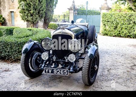 AIX-EN-PROVENCE, FRANKREICH - 01. Aug 2014: Schöner alter Bentley in einem französischen Garten Stockfoto