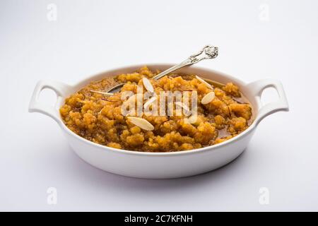 Moong dal Halwa ist ein klassisches indisches süßes Gericht mit Moongelzen, Zucker, Ghee und Kardamom-Pulver Stockfoto