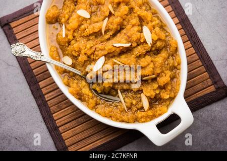 Moong dal Halwa ist ein klassisches indisches süßes Gericht mit Moongelzen, Zucker, Ghee und Kardamom-Pulver Stockfoto