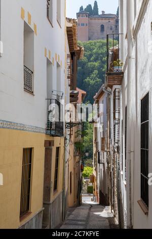 Ein Blick auf die Kaiserkammern der Alhambra und Peinador de la Reina von der Calle del Horno de Oro im historischen maurischen Viertel Albaicin von Granada. Stockfoto