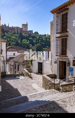 Blick auf den Torre de la Vela in der Alcazaba (Alhambra-Zitadelle) von Placeta de las Escuelas in Albaicin, Granadas maurischem Viertel Stockfoto