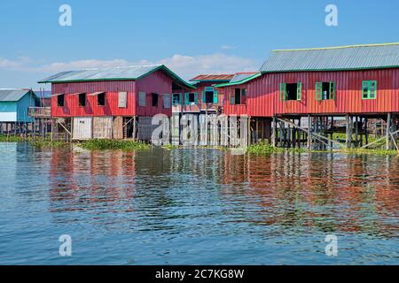 Schwimmende Holzhäuser am Inle Lake in Shan, Myanmar Stockfoto