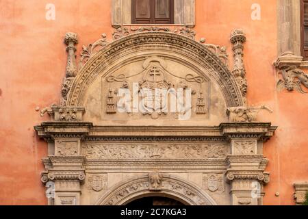 Ein reich verziertes Tor ziert die Fassade der Antigua Universidad Literaria von Diego de Siloé und Juan de Marquina an der Plaza de Alonso Cano in Granada Stockfoto