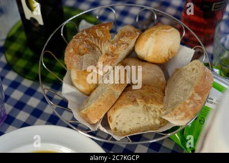 Brotkorb auf einem Tisch Stockfoto
