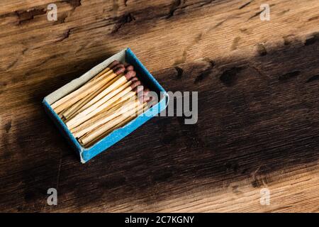 Nahaufnahme einer Streichholzschachtel auf einer hölzernen Oberfläche Stockfoto