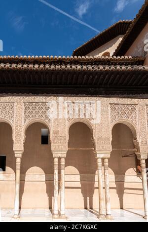 Wie zarte Spitzen säumen geschnitzte Steinbögen den Hof der Löwen in Granadas Alhambra. Stockfoto