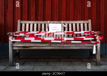 Abgesperrt von der Bank wegen der Covid19 Pandemie, Niendorf an der Ostsee Stockfoto