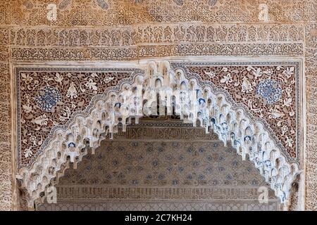 Ein verwickelter Muqarnas-Bogen über eine Nische in der Hall of Kings in den Nasriden-Palästen der Alhambra Stockfoto