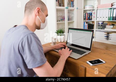 Home Office, Quarantäne, COVID-19, Mundschutz Stockfoto