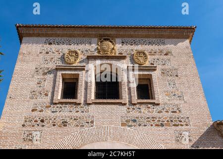 Drei Fenster über dem Eingang zur Santa Maria de la Alhambra aus dem 17. Jahrhundert, der christlichen Kirche, die aus der Hauptmoschee der Alhambra umgebaut wurde Stockfoto