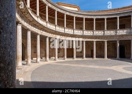 Der kreisförmige Innenhof des Palastes von Karl V. aus dem 16th. Jahrhundert in der Alhambra von Granada Stockfoto