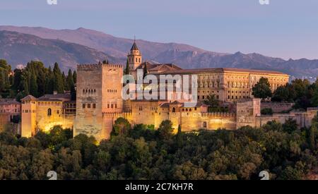 Oberhalb des Valle Del Darro erleuchtet die Abendsonne Granadas spektakuläre Alhambra mit der Sierra Nevada in der Ferne. Stockfoto