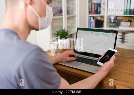 Home Office, Quarantäne, COVID-19, Gesichtsmaske, Nachricht Stockfoto