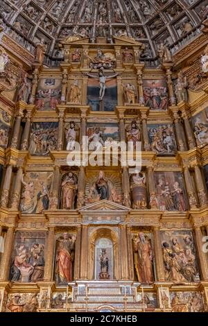 Der manieristische Hochaltar von Pablo de Rojas im Königlichen Kloster St. Jerome zeigt die Errungenschaften des Großen Kapitäns Gonzalo Fernández de Córdoba Stockfoto