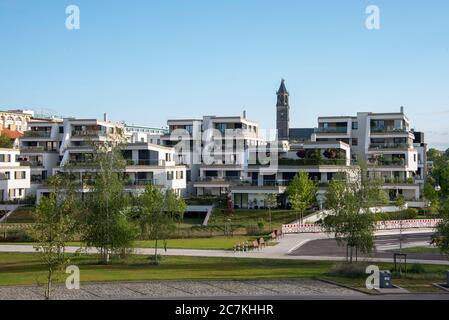 Deutschland, Sachsen-Anhalt, Magdeburg: An der Elbpromenade gibt es moderne Wohngebäude. Im Hintergrund ist der Magdeburger Dom zu sehen. Stockfoto