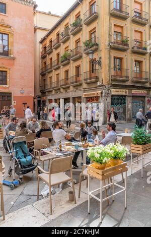 Familien genießen ein Wochenende im Freien Mittagessen auf der Plaza de la Pasiegas in Granada Stockfoto