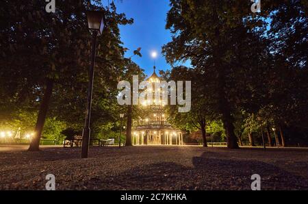 Biergarten-Idylle am Chinesischen Turm in München nach 'Corona Art' Stockfoto