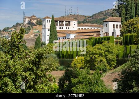 Blick auf den Nordpavillon, die Westwand und die unteren Gärten des Generalife der Alhambra Stockfoto