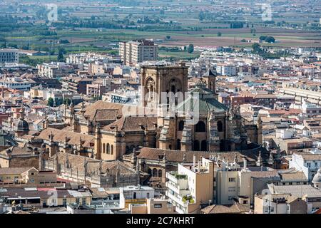 Die Kathedrale von Granada und die Capilla Real erheben sich über die engen Gassen der Altstadt. Stockfoto