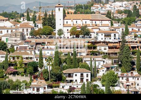 Iglesia de San Nicolas und die engen Gassen von Albayzin, Altes arabisches Viertel, von Granada von der Alhambra. Stockfoto