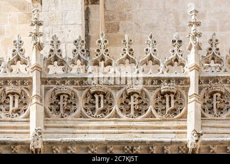 Zarte Steindekoration auf dem Tempel der Königlichen Kapelle von Granada, die letzte Ruhestätte von Ferdinand von Aragon und Isabelle von Kastilien. Stockfoto