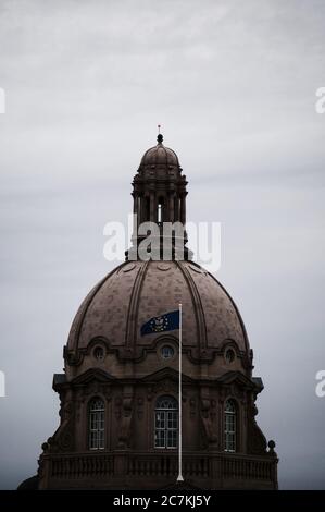 Vertikale Aufnahme der Kuppel des Alberta Legislature Building in Edmonton, Kanada Stockfoto