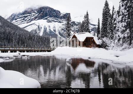 Kleines Holzhaus mit Schnee bedeckt in der Nähe des Emerald Lake In Kanada im Winter Stockfoto