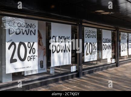 Schließung von Plakaten im Fraser-Haus in Birkenhead Wirral März 2020 Stockfoto